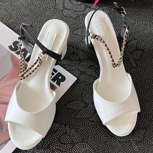 Neue Ledersandalen berühmte Designerin für Frauen luxuriöser mikrofaser -Lederfutter klassische Lambskin -Sohle -Leder -Außensohle High Heels