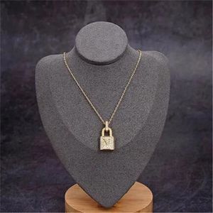 Classic Titanium Steel Lock Necklace for Ladies Gold Silver Alphabet Gift for Girl Friend Weddings Set With Diamond Fashion Luxury Designer Smycken bleknar inte