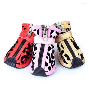 Abbigliamento per cani 4pcs/set di scarpe da pet primavera estate cucciolo sandali traspiranti stivali scarpa stampa leopardo in pelle morbida per cani gatti tre colori