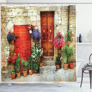 Cortinas de chuveiro Cortina toscana Flores coloridas do lado de fora de casa em italiano Hilltown Assisi Porta rústica Imagem de tecido Arte decoração de banheiro