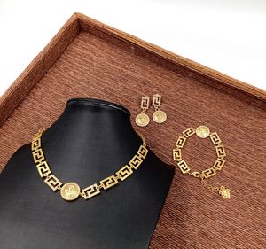 Nya F -varumärkesörhängen, armband, halsband, klassiskt mode, högkvalitativa kvinnors pärlsmycken Tillbehör varumärke Designer Gold Plated Metal Wedding Party