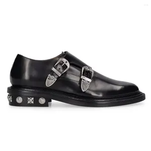 Casual skor svart äkta läder metallbälte spänne loafers män mode coolt affärsformell andningsbar lågklackad hane