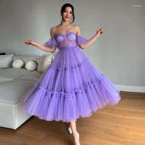 Vestidos de festa Tule de lavanda Tule de joelho em camadas de banheiro fora do ombro com manga de manga de corpete de corpete sem alças