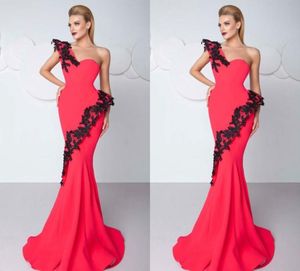 2018 sexy rote Meerjungfrau Abschlussball Kleider Ein Schulter -Sweep -Zug Frauen Abendkleider Applique Spitze in China Elegantes Partykleid 4549719