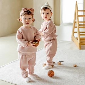 Set di abbigliamento abiti da bambina coreano in abiti da cartone animato orso per bambini inverno inverno graffiti maglione madre madre