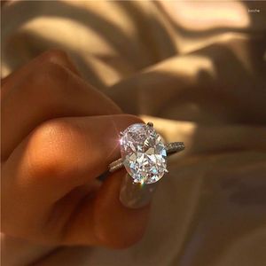 Ringos de cluster Trendência da moda Crystal Zircon Silver Color Ring For Women Design Explique Temperamento Ladies Festa de Casamento Premium Jóias