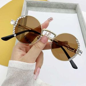 2024 10% de desconto em designer de luxo Novos óculos de sol masculinos e femininos 20% de desconto líquido de líquido Tiktok Driving Sun Shadering Round Frame Round Diamond Rimmed Glasses