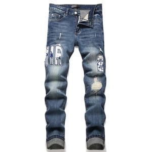 Męskie dżinsy niebieskie perforowana łatka haftowana odznaka dżinsy małe stóp Elastyczne średnie podnośne spodnie dżinsowe