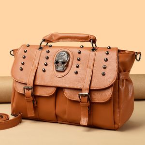 Werks Großhandel Damen Umhängetasche 4 Farben Cool Schädel Punk Handtasche große Kapazität Feste Farbleder -Motorradbeutel Flip Fashion Nieten Handtasche 20270#