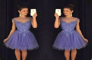 2018 Modest Lavender Sheer Homecoming Dresses Cap ärmar LACE APPLIKES Täckade korta balklänningar med bältes rygglös cocktail gow4374013