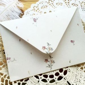 Koperty 50pcs hurtowa koperta retro światła czerwona róża elegancka świeżo zaproszenie na papiery papiernicze Dostawca biuro artykułów biurowych 16*11 cm