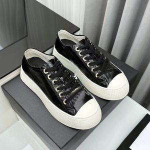 Fashion's Flat Casual Shoes Spring and Autumn New Designer Luxury Leather Mares di scarpe sportive per esterni di alta qualità Banca da Shoelaces Counch Box