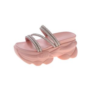 Chinelos de sola grossa são usados por mulheres no verão da moda e popular dos dedos do dedo redondos novos bolos de pinheiro de estilo de fada aumentado sandálias de salto de cunha para mulheres A056