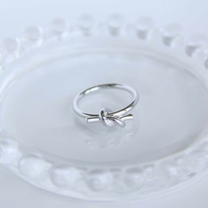Дизайнерский бренд узел серебряное кольцо серебряное кольцо скрученное веревочное и женское подходящие кольца без сексуальности сладкое ощущение белого цвета.