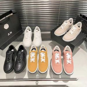 Scarnie casual designer sneaker bassa sneaker da uomo escursioni da donna camminata lussuosa piatto 2024new tennis sports with box in cuoio in pelle primavera canale autunno black run white run gust outdoor gare