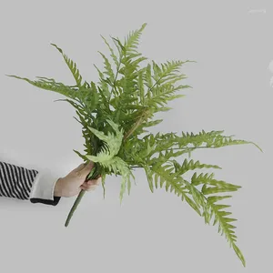 装飾的な花シミュレートされた植物ロータスジャポニュス鋸歯状シダ葉人工木植物鍋のランダムな種類
