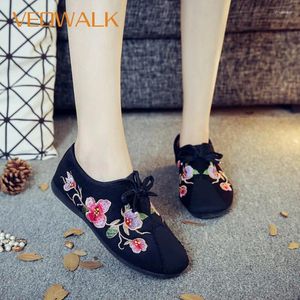 Buty swobodne veowalk retro w stylu retro miękki bawełniany materiał płaski kwiat haftowane damy koronkowe wygodne trampki