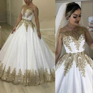 Klänningar 2021 Luxury Bling Dubai White Gold Ball Gown Wedding Dresses Brud Formella klänningar Sträng långa ärmar från axel Bateau Neck Appli