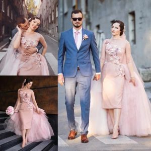 Klänningar rodnar rosa korta bröllopsklänningar med tyll löstagbart tåg 2017 sommaren ren hals halvt ärmmantel Applique Brudklänningar