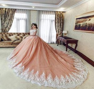 Saudi -Arabisch -Champagner -Ballkleid Brautkleider mit Cap Sleeve Luxus Langes Zug Hochzeitskleider mit Spitzen Applikationen Scoop Bridal 9405943