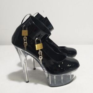 Танцевальные туфли 15 -см хрустальные подошвы отображаются в ответ на голую металлическую отделку и модели.