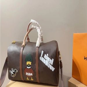 Designer mensageiro de viagem Bolsa de viagem ao ar livre de couro genuíno Bolsas mochilas de mochila letras marrons pato graffiti sacos de viagem Brand womens bagage a