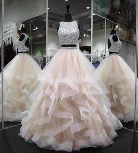 2019 Två stycken Crystal Beading Backless Ball Gown Quinceanera Dresses Plus Size Sweet 16 Dresses Debutante 15 Year Formal Party D7292730