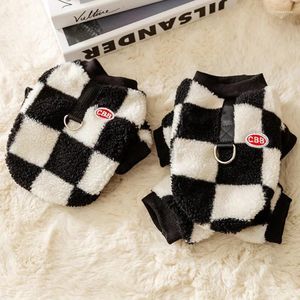 Vestuário de cachorro clássico roupas xadrez preto e branco de inverno de jumfos de pelúcia de pelúcia de pelúcia de pet de pet de pet-pernas