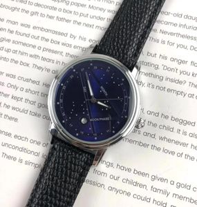 Top -Mens Uhren gute Qualität Starry Sky Dial Chronograph Leder Watchband Lifestyle wasserdichte Mondphase Quarz Bewegung A2229659