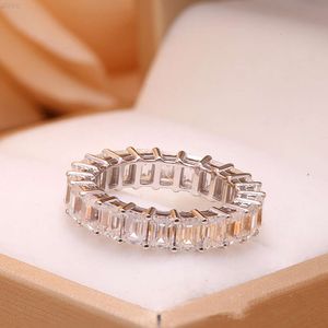 18K 화이트 골드 프롱 설정 3x5mm 에메랄드 컷 Moissanite 완전히 포장 된 웨딩 링 밴드