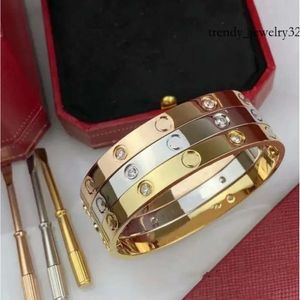 Designer armband guldpar högkvalitativt armband män kvinnor födelsedag gåva mors dag smycken med skruvmejsel presentprydnader grossisttillbehör