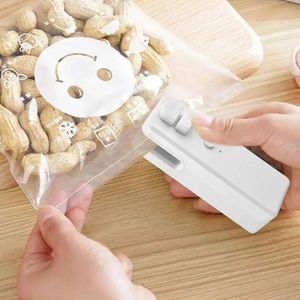 2 In 1 Mini Bag Resealer Portable Handheld Vacuum Sealers for Fruit Snack Dry and Moist Food with Cutter household accessory 240329