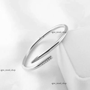 Cuffs Bangle Luxury Diamond Nail Bracelet Designer Lovers Bracelet Mens Stainless Steel Accessories Bangles for Women Birthday Wedding Exquisite G 543