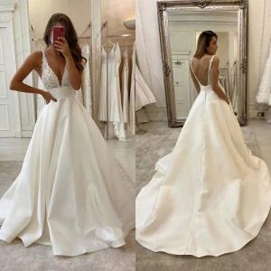 Abiti 2023 Vintage Satin A Line Wedding Dresses with Buttons Sexy Open Back Vestidos de novi Deep V Neck Lace Appliques Brid senza maniche