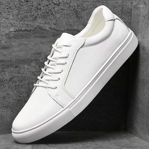 Casual skor vita män snörning äkta läder mäns sneakers coola street pojkar märke manliga skorlägenheter