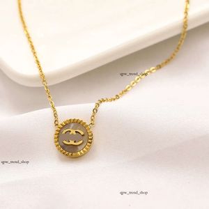 Collana di design di lusso in oro 18k per donne a forma di fritillare Lettera di marca con lettere di cappotto Accessorio gioiello di alta qualità 20s 463