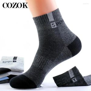 Herrensocken 5 Paare Herren Sommer Herbst Männliche Lange Röhrchen Baumwollmänner Mesh atmungsaktiven Schweiß-absorbent lässigen Deodorantensportarten