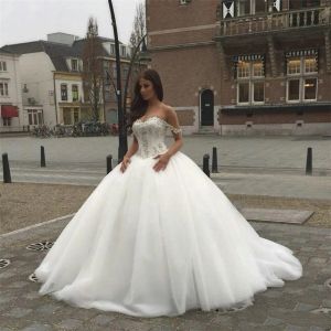 Klänningar älskling pärlstav kristaller rygglösa eleganta brudklänningar med spaghettiremmar nya saudiarabiska aline baskiska midja bröllopsklänning