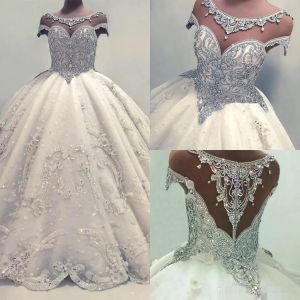 Klänningar lyxiga Beade Crystal Ball -klänning Bröllopsklänningar ren nacke illusion Back Lace Applique Handgjorda blommor Kapell Cap Sleeves Wedding