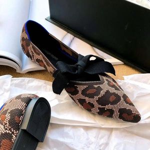 Lässige Schuhe Leopard Bogen-Tie Cuspidal Strickflats Mary Janes Frauen 2024 Slip auf Webbonbons Moccasins Freizeit flache Ballerina