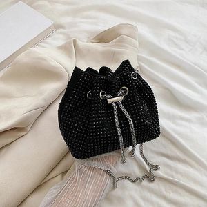 Akşam çantaları omuz crossbody çanta lüks tasarım rhinestones debriyaj elmas çantası kadın moda koltuklu kova küçük zincir çantalar