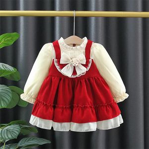 Jesienne i zimowe dziewczyny plisowane małą sukienkę na szyję z dzieckiem aksamitnym kontrastem fałszywy dwuczęściowy potargana sukienka księżniczka 240323