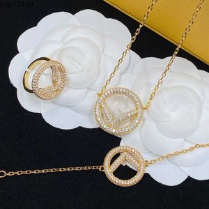 Luxurys designers halsband guldpläterade rostfritt stål mode kvinnor halsband hänge bröllop tillbehör boutique smycken 2307134bf
