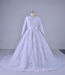 Abiti da sposa musulmani 2018 con maniche lunghe in pizzo Applicata Cappella con abiti da sposa a nastro di raso4394252