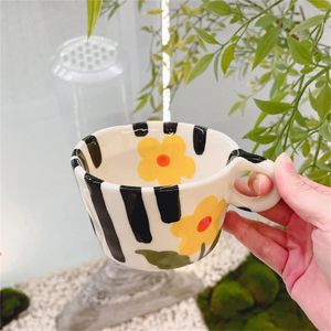 Kubki w stylu koreański ins kwiat ręcznie malowany ceramiczny kubek kawy z uchwytem nieregularny kubek śliczne mleko śniadaniowe