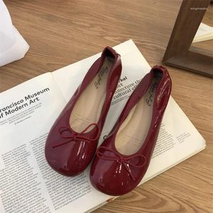 Sapatos casuais panos de conforto vermelho de vermelho para mulheres planos de balé de couro macio 2024 branco preto redondo dedo bowknot básico