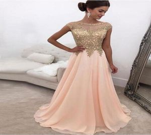 Peach Sheer Bateau Neck Long Prom Dresses Gold Lace Appliqued Cap ärmar En linje Chiffon Formell fest slitage Evening Dresses4664132