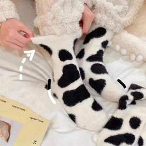 Kvinnors strumpor 1Pair Sweet Cow Spot Floor Winter Plush Warm Home Sleeping Cartoon Bekväm pälsrör för flickor L9x6