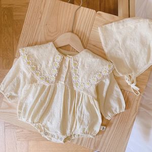 Princess Bair Girl Romper 02 세포 출생 긴 슬리브 데이지 꽃 방향 고리 면화 바디 수트 모자 2pcs 생일 옷 240329