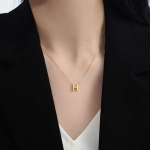 Design alla moda leggera H-Letter Titanium in acciaio collana per ragazze con un mini ciondolo di fascia alta, un temperamento semplice e senza tempo